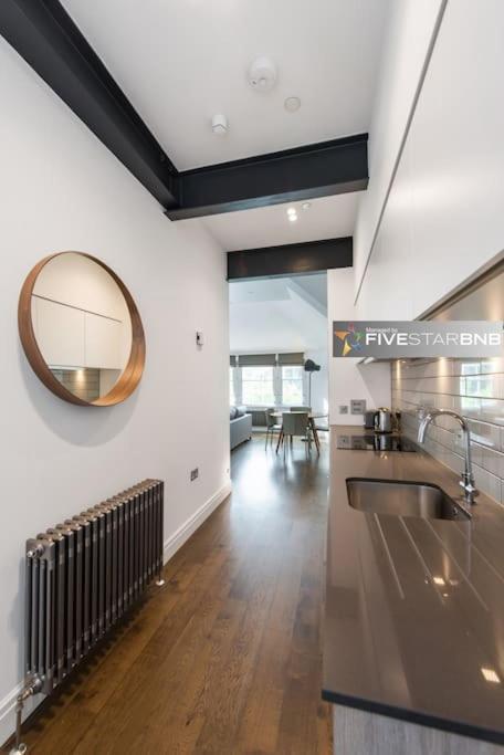 Cool Urban Apartment With Stunning Castle Views 에든버러 외부 사진